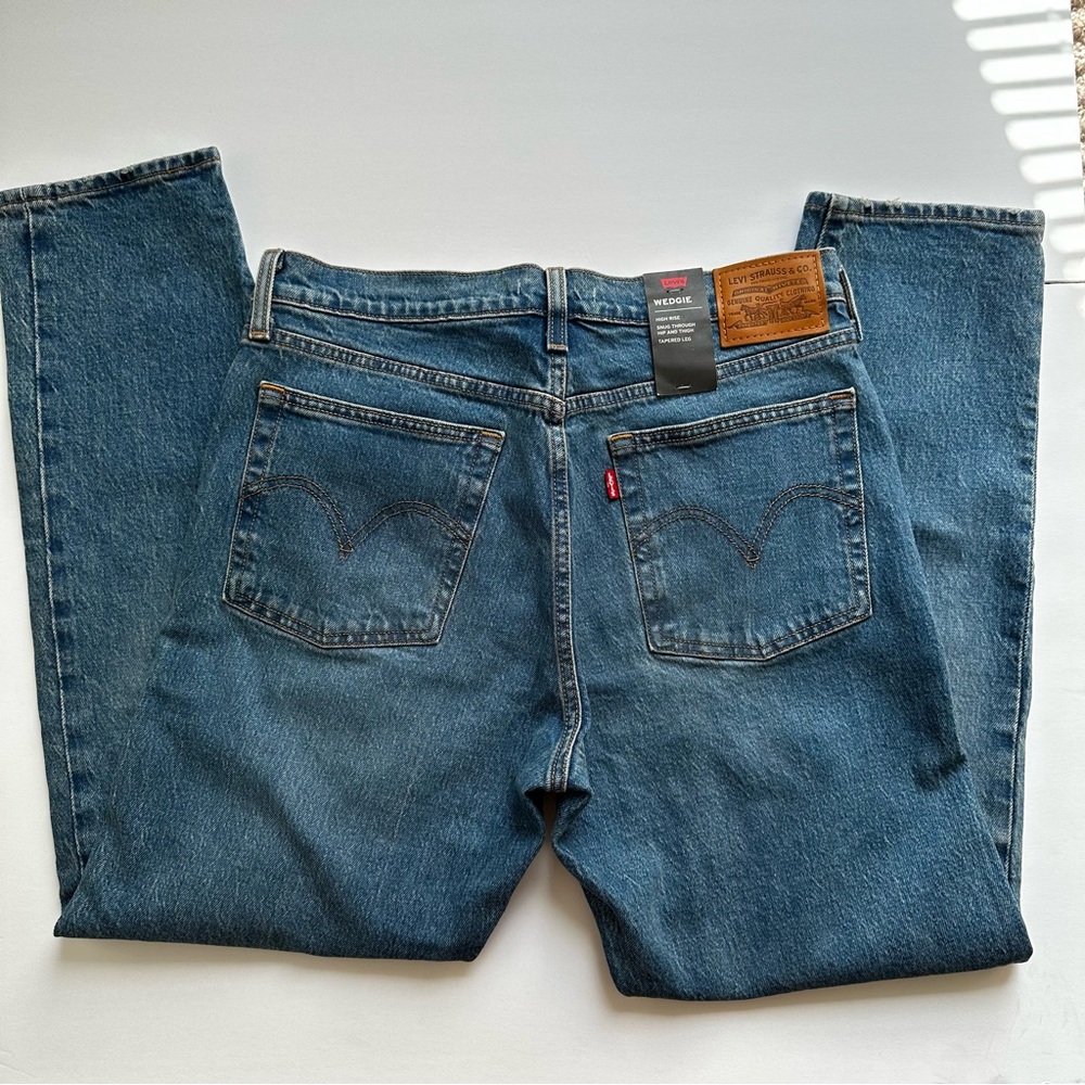 Woman’s Levi’s Wedgie Fit Tapered Jeans size 29